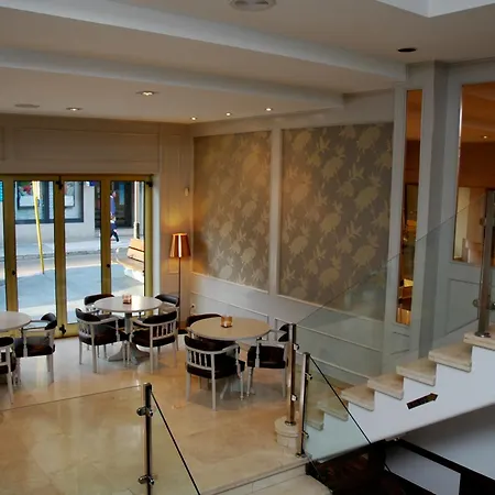 ホテル Serantes オ・グローベ